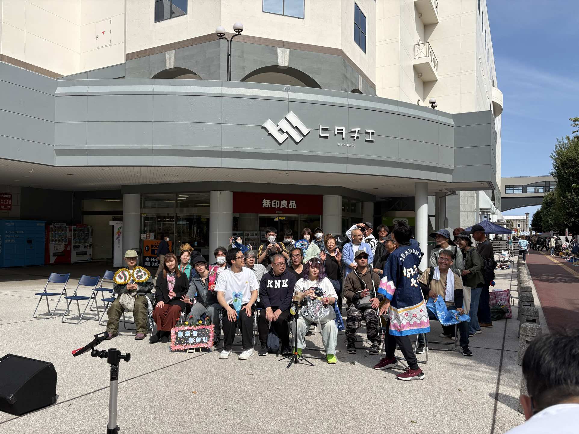 プチLIVEのお客様との集合写真準備中風景